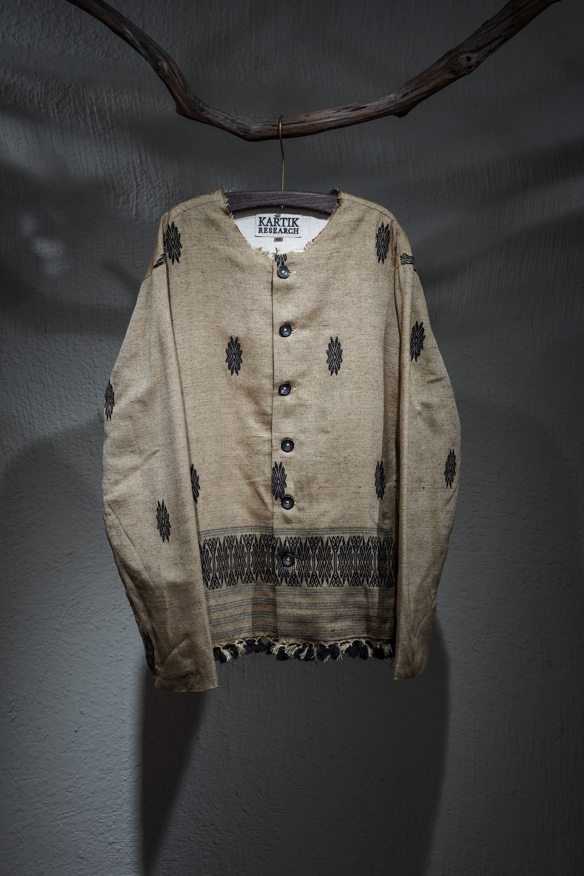 카르틱 리서치 Kartik Research Assamese Weave Collarless Cropped Silk Jacket - Amber/Black