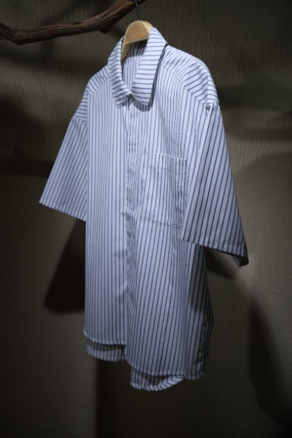 로운 Lownn - Oversized Minimal Shirt Short Sleeve - White/Navy Stripe