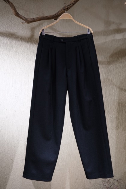 로운 Lownn - 3 Pleated Pants   - Black / Flannel wool