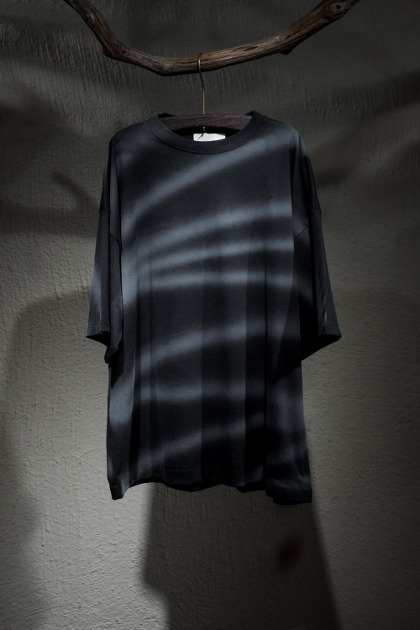 Yoke Tokyo 요크 도쿄 Spray Printed Boder T-Shirt - Black