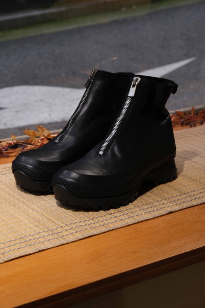 구이디 GUIDI Front Zip Up Horse Full Grain Ankle Vibram sole Boots - Black