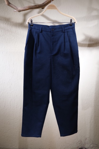 Digawel 디가웰 2 TUCK TAPERED TROUSERS - Navy