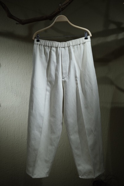 YLEVE 일레브 FINX COTTON RAMMY TWILL EASY Trousers - Ivory