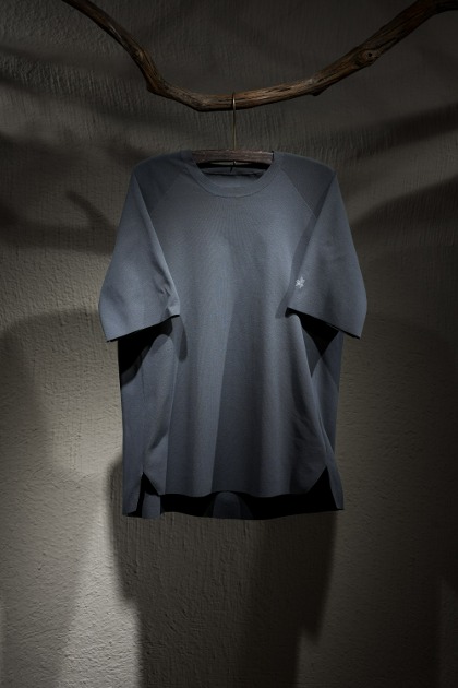 골드윈 Goldwin Smooth Dry Knit T-shirt - Deep Charcoal